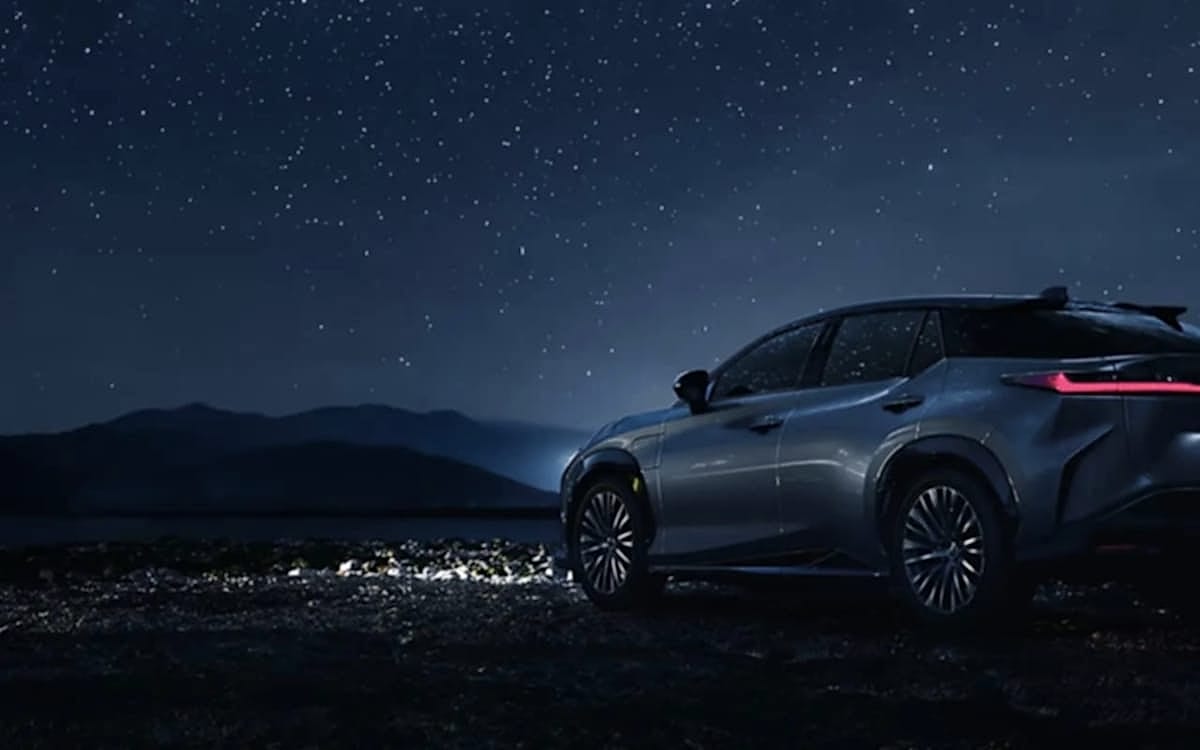 Lexus sob céu estrelado