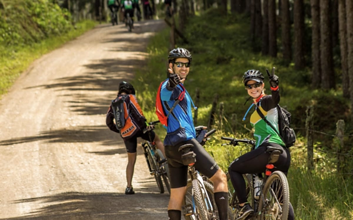 Cicloturistas em estrada do Vale Europeu